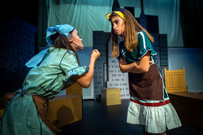 2 actresses battling it out on stage during a live performance