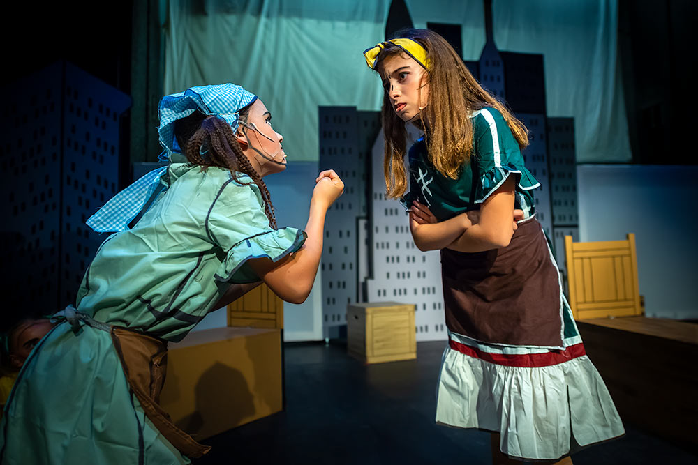 2 actresses battling it out on stage during a live performance