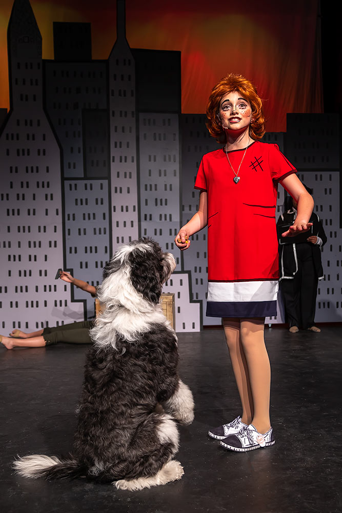 Annie and her Sandy on stage as Sandy begs