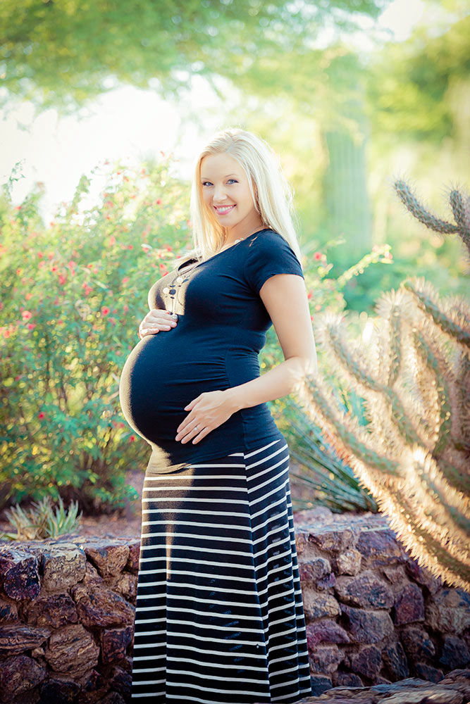 Stunning maternity fashion against desert backdrop